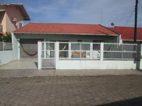 alugo esta linda e bem equipada casa em penha sc perto do beto carrero e da praia